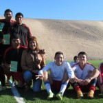 Directora de Cultura de Atacama visita canchas de Paipote para difundir “El fútbol también se lee”
