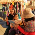Cuentacuentos sorprenden a niños y adultos en consultorios de Coyhaique