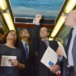 Un millón de pasajeros diarios podrá apreciar la poesía de Pablo Neruda en las líneas 2 y 5 del Metro de Santiago